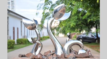 什么是镜面不锈钢雕塑